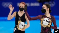 Gold Medalist Anna Shcherbakova, Right, Waves As She Walks With Silver Medalist And Compatriot Alexandra Trusova After The Women'S Free Skate Program At The 2022 Winter Olympics, Feb.  17, 2022, In Beijing.