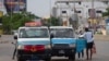 Taxistas em Luanda esperam por passageiros numa paragam