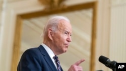 Le président Joe Biden évoque la situation en Ukraine lors d'une allocution à la Maison Blanche, le 22 février 2022, à Washington. (AP Photo/Alex Brandon)