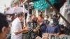 Menanggapi laporan masyarakat, Menteri Perdagangan RI Muhammad Lutfi mengecek ketersediaan minyak goreng dan bahan pokok di Pasar Terong dan Pasar Pabaeng-baeng, Kota Makassar, 18 Februari 2022. (Twitter/@MendagLutfi)