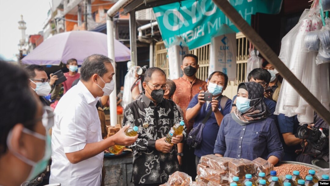 Menanggapi laporan masyarakat, Menteri Perdagangan RI Muhammad Lutfi mengecek ketersediaan minyak goreng dan bahan pokok di Pasar Terong dan Pasar Pabaeng-baeng, Kota Makassar, 18 Februari 2022. (Twitter/@MendagLutfi)