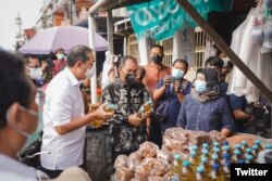 Responding to public reports, the Minister of Trade of the Republic of Indonesia Muhammad Lutfi checks the availability of cooking oil and basic ingredients at the Eggplant Market and Pabaeng-baeng Market, Makassar City, February 18, 2022. (Twitter/@MendagLutfi)