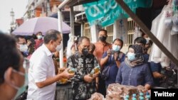 Menteri Perdagangan RI Muhammad Lutfi mengecek ketersediaan minyak goreng di pasar kota Makassar, 18 Februari 2022. (Twitter/@MendagLutfi)