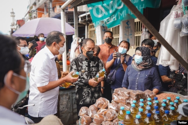 Menanggapi laporan masyarakat, Menteri Perdagangan RI Muhammad Lutfi mengecek ketersediaan minyak goreng dan bahan pokok di Pasar Terong dan Pasar Pabaeng-baeng, Kota Makassar, 18 Februari 2022. (Twitter/@MendagLutfi)