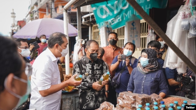 Menteri Perdagangan RI Muhammad Lutfi mengecek ketersediaan minyak goreng di pasar kota Makassar, 18 Februari 2022. (Twitter/@MendagLutfi)