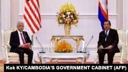 Perdana Menteri Kamboja Hun Sen (kanan) berbicara di samping Perdana Menteri Malaysia Ismail Sabri Yaakob. (Foto: via AFP)