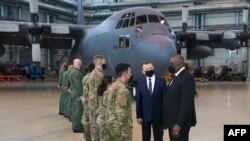 Министры обороны США и Польши посещают военную базу Повидз, 18 февраля 2022 года