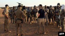 Des officiers des Forces spéciales de la Marine française forment des soldats maliens des FAMA dans le cadre de la nouvelle mission militaire de la Force Takuba dans la base militaire malienne de Menaka, le 6 décembre 2021.