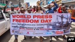 Jurnalis dan anggota masyarakat sipil berbaris pada Hari Kebebasan Pers Sedunia, 3 Mei 2018, di Nakuru, Kenya. (Foto: AFP)