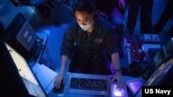 지난해 2월 미-일 탄도미사일 방어훈련인 ‘리질리언트 쉴드 2021’에 참가한 미 해군 배리 유도미사일 구축함 승조원이 탄도미사일 방어 시스템을 점검하고 있다.