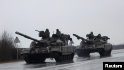 Tank bergerak ke kota, setelah Presiden Rusia Vladimir Putin mengizinkan operasi militer di Mariupol, Ukraina timur, 24 Februari 2022. (REUTERS/Carlos Barria)
