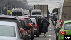 Ljudi zaglavljeni u velikoj saobraćajnoj gužvi dok pokušavaju da napuste Kijev i upute se u zapadne dijelove zemlje, 24. februar 2022.