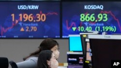 Hisa za masoko ya Asia yalikuwa chini kama zile za Wall Street Alhamisi wakati wasiwasi juu ya uwezekano wa Russia kuivamia Ukraine ukiongezeka(AP Photo/Ahn Young-joon)