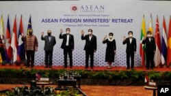 테오도로 록신(왼쪽 두번째) 필리핀 외무장관 등 동남아시아국가연합(ASEAN·아세안) 외교장관들이 17일 캄보디아 프놈펜에서 회동하고 있다.