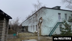 Una vista exterior muestra un jardín de infantes, que según los oficiales militares de Ucrania fue dañado por los bombardeos, en Stanytsia Luhanska, en la región de Lugansk, Ucrania, en esta foto del folleto publicada el 17 de febrero de 2022.