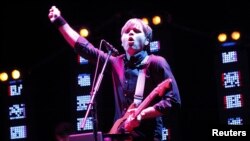 Musisi Ben Gibbard tampil bersama band-nya The Postal Service dalam Festival Musikl Coachella di Indio, California, pada 13 April 2013. (Foto: Reuters/Mario Anzuoni)