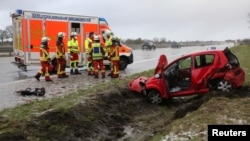 یک خودروی آسیب‌دیده در پی طوفان شدید در شهر نویمونستر، آلمان. شنبه ۳۰ بهمن ۱۴۰۰