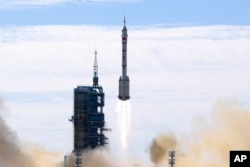 지난해 6월 중국 우주인 3명을 태운 선저우 12호가 서북부 간쑤성 주취안 위성발사센터에서 창정-2F 야오-12 로켓에 실려 발사되고 있다. (자료사진)