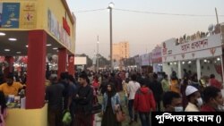 বইমেলায় বইপ্রেমীদের সমাগম।