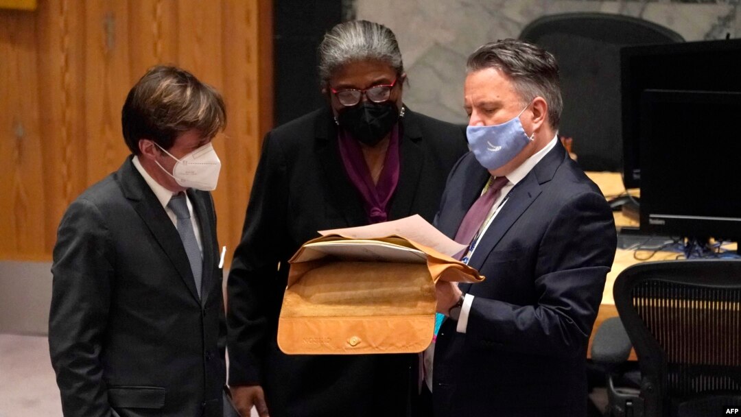 Perwakilan Tetap Ukraina untuk PBB Sergiy Kyslytsya (kanan) berbicara dengan duta besar AS untuk PBB Linda Thomas-Greenfield (tengah) dalam pertemuan darurat Dewan Keamanan PBB tentang krisis Ukraina, di New York, 21 Februari , 2022. (TIMOTHY A. CLARI / AFP)