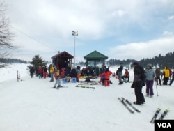 Skiers gather on the slopes in Gulmarg, Kashmir. (Bilal Hussain/VOA)