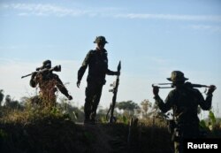 Anggota Pasukan Pertahanan Rakyat (PDF) yang mengangkat senjata melawan junta militer Myanmar terlihat di garis depan di Kawkareik, Myanmar, 31 Desember 2021. (Foto: Reuters)