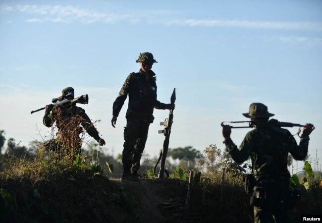 Anggota Pasukan Pertahanan Rakyat (PDF) yang mengangkat senjata melawan junta militer Myanmar terlihat di garis depan di Kawkareik, Myanmar, 31 Desember 2021. (Foto: Reuters)