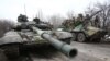 Militares ucranianos se preparan para responder a un ataque en la región ucraniana de Lugansk, el 24 de febrero de 2022.