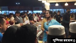 বইমেলায় স্টলগুলোতে ছিল উপচে পড়া ভিড়। (ছবি: পুষ্পিতা রহমান)
