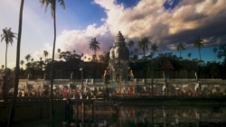 រូបភាពដកស្រង់ពីគេហទំព័ររបស់មជ្ឈមណ្ឌលវិទ្យាសាស្ត្រកាលីហ្វ័រញ៉ា (California Science Center) បង្ហាញពីភាពយន្តបញ្ចាំង​ដោយបច្ចេកវិទ្យាភាពយន្តខ្នាតធំ​ IMAX និង 3D ពិសេស ជាផ្នែកមួយនៃពិព័រណ៌ 'Angkor: The Lost Empire of Cambodia' របស់មជ្ឈមណ្ឌលវិទ្យាសាស្ត្រកាលីហ្វ័រញ៉ា។