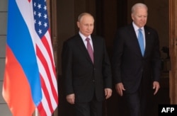 Presiden AS Joe Biden (kanan) dan Presiden Rusia Vladimir Putin tiba untuk KTT AS-Rusia di Villa La Grange di Jenewa pada tahun 2021. (Foto: AFP)