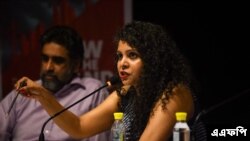 ভারতীয় সাংবাদিক রানা আইয়ুব দিল্লীতে এক অনুষ্ঠানে তার বই গুজরাট ফাইল নিয়ে কথা বলছেন। (ফাইল ছবি- চন্দন খান্না/ এএফপি) 