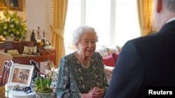 ARCHIVO: La reina Isabel de Gran Bretaña habla durante una audiencia en la que se reunió con los secretarios del Servicio de Defensa entrantes y salientes en el Castillo de Windsor en Windsor, Gran Bretaña, el 16 de febrero de 2022. Steve Parsons/Pool vía REUTERS