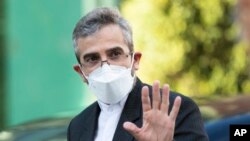 Negosiator nuklir terkemuka Iran Ali Bagheri Kani di Palais Coburg, Wina, Austria, 8 Februari 2022. (AP Photo/Lisa Leutner, File)