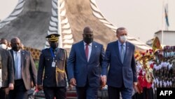 Le président de la République démocratique du Congo Felix Tshisekedi (à g.), avec son homologue turc Recep Tayyip Erdogan au Palais de la Nation, à Kinshasa, le 20 février 2022.