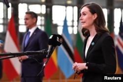 PM Finlandia Sanna Marin memberi keterangan kepada media setibanya di gedung Dewan Eropa di Brussels, Belgia untuk menghadiri KTT Uni Eropa-Afrika, 17 Februari 2022. (Geert Vanden Wijngaert/Pool via REUTERS)