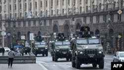 Des véhicules militaires ukrainiens passent devant la place de l'Indépendance dans le centre de Kiev le 24 février 2022.