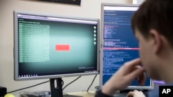 Seorang karyawan perusahaan keamanan siber Rusia mengembangkan pemrograman (kode komputer) di Moskow (foto: ilustrasi). 