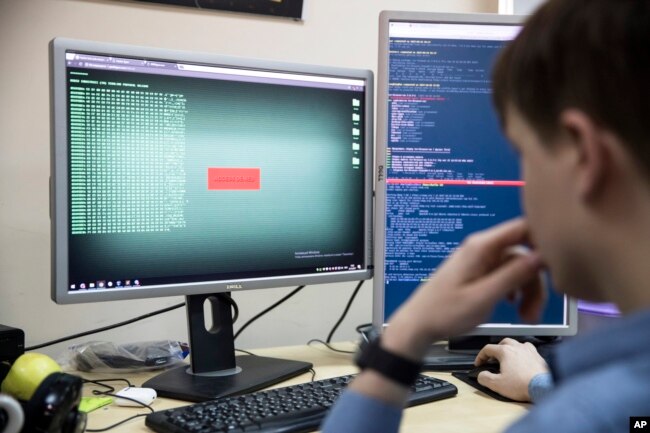 Seorang karyawan Global Cyber Security Company Group-IB mengembangkan kode komputer di sebuah kantor di Moskow, Rusia. (Foto: AP)
