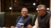 Bill Gates (kiri) dan Faisal Sultan, Asisten Khusus Perdana Menteri Pakistan untuk bidang kesehatan, menggelar konferensi pers di Islamabad, pada 17 Februari 2022. (Foto: Courtesy Bill & Melinda Gates Foundation)