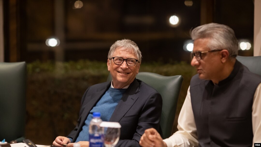 Bill Gates (kiri) dan Faisal Sultan, Asisten Khusus Perdana Menteri Pakistan untuk bidang kesehatan, menggelar konferensi pers di Islamabad, pada 17 Februari 2022. (Foto: Courtesy Bill & Melinda Gates Foundation)