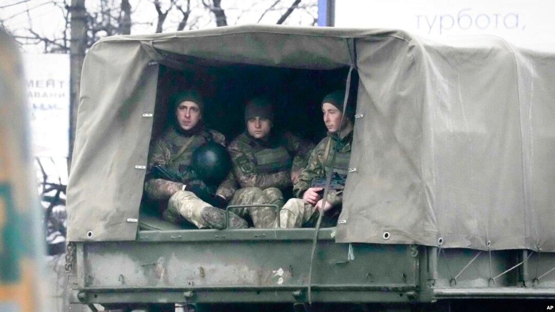 Ukrajinski vojnici se voze u vojnom vozilu u Mariupolju, Ukrajina, 24. februara 2022. 