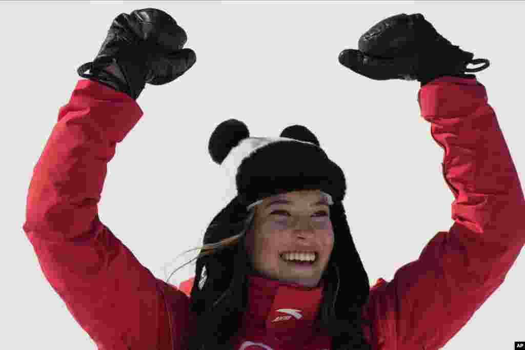 La china Eileen Gu celebra su medalla de oro en el halfpipe durante la entrega de medallas.