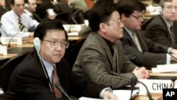 2001年12月19日，中国首席贸易谈判代表龙永图（最左）出席在瑞士日内瓦举行的世界贸易组织总理事会会议。这是中国作为世贸组织新成员首次出席世贸组织会议。（美联社照片）
