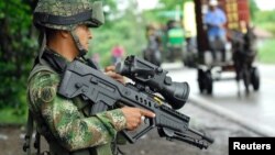 Un soldado colombiano monta guardia en un pueblo selvático de Colombia