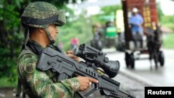 Un soldado colombiano monta guardia en un pueblo selvático de Colombia. Las FARC anunciaron que tienen cautivo al reportero francés Romeo Langlois