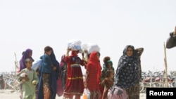 পাকিস্তান-আফগানিস্তান সীমান্ত শহর চামানে ফ্রেন্ডশিপ গেট ক্রসিং পয়েন্টে আফগানিস্তান থেকে অনেকে আশ্রয়ের উদ্দেশ্যে পাকিস্তানে প্রবেশ করছে । ৭ই সেপ্টেম্বর, ২০২১, ছবি - রয়টার্স/সাইদ আলী আচাকজাই