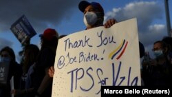 Para migran Venezuela pemegang status perlindungan sementara (TPS) melakukan unjuk rasa di Doral, Florida, 9 Maret 2021. (Foto: Reuters). 