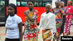 Des jeunes filles ayant échappé au islamistes nigérians, Abuja, 22 juillet, 2014. (Photo Reuters) 