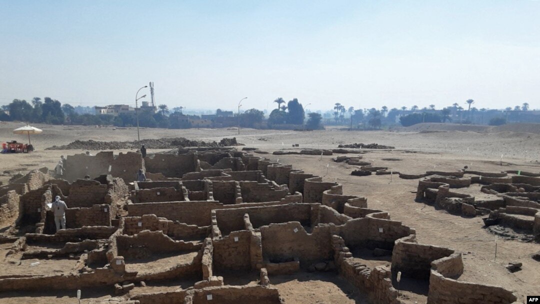 Kota berusia 3.000 tahun, yang dijuluki "The Rise of Aten" dari masa pemerintahan Amenhotep III, ditemukan oleh tim ahli purbakala Mesir di dekat Luxor, dalam gambar yang dirilis oleh Kementerian Purbakala Mesir, 8 April 2021. (AFP PHOTO / HO / EGYPTIAN MINISTRY OF ANTIQUITIES)
